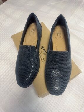 Clarks Women's Juliet Hanley Textured Navy Slip-On Loafers